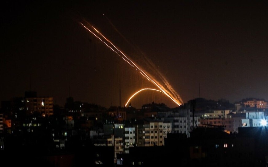 गाजा पट्टी से रॉकेट दागे जाने के बाद इजराइली सेना ने हमास के ठिकानों पर किए हमले