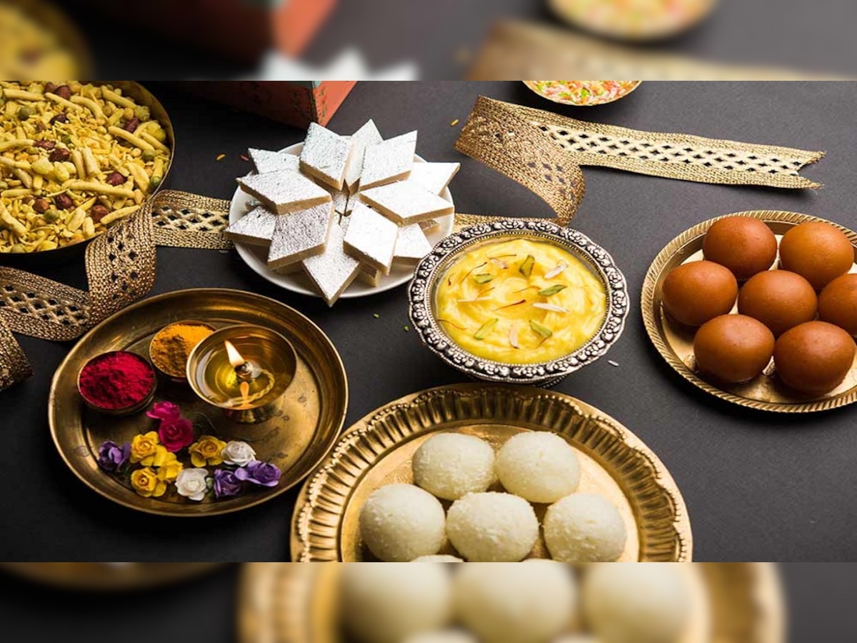 must have auspicious things in bhai dooj puja thali | भाई दूज पर ऐसे सजाएं  तिलक की थाली और करें पूजन, बढ़ेगी भाई-बहन के रिश्ते की मजबूती | Hindi News,