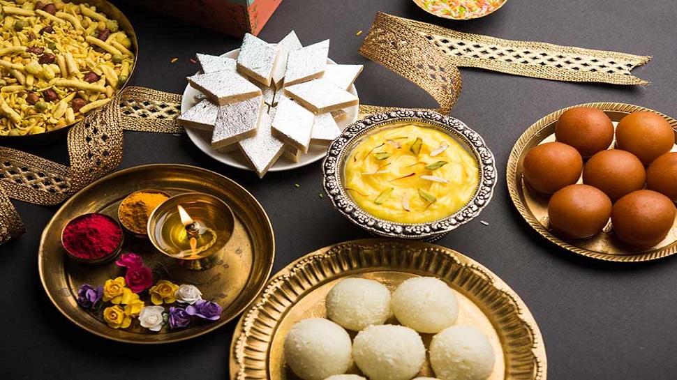 must have auspicious things in bhai dooj puja thali | भाई दूज पर ऐसे सजाएं तिलक की थाली और करें पूजन, बढ़ेगी भाई-बहन के रिश्ते की मजबूती | Hindi News,