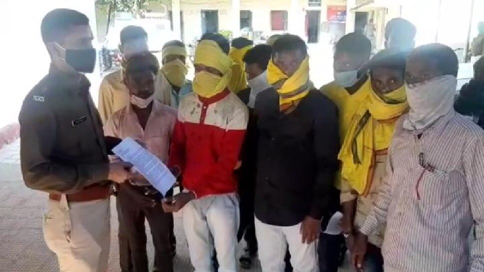 दादागीरी! सिर्फ 51 रुपये के लिए पूरे परिवार का हुक्का-पानी बंद, गांव से भी निकाल दिया