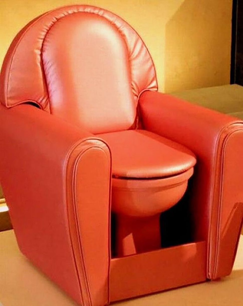 लाल रंग के लेदर फैब्रिक में टॉयलेट Toilet in red leather fabric