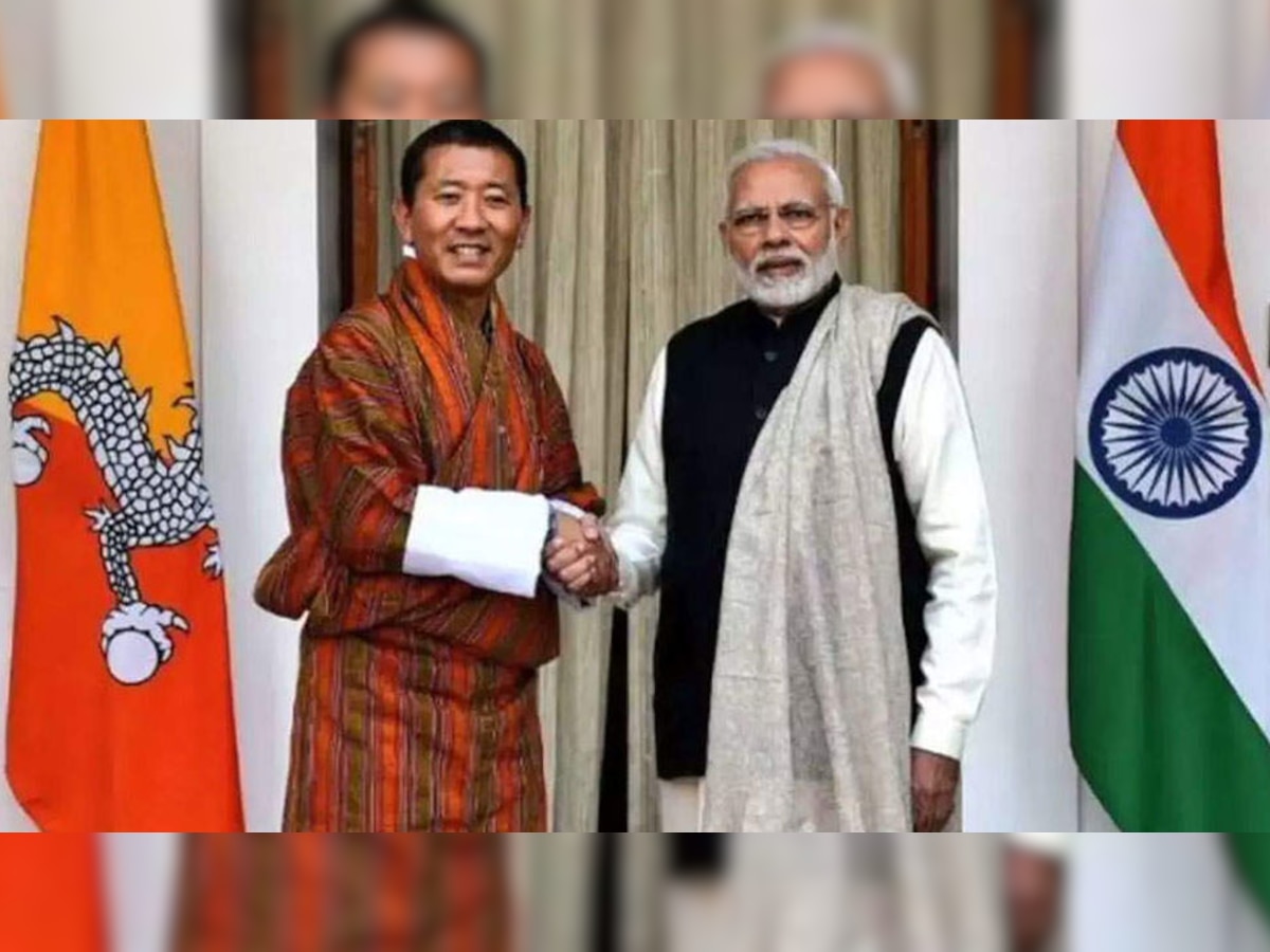 फोटो में बाईं तरफ भूटान के पीएम लोटे शेरिंग और दाईं तरफ प्रधानमंत्री नरेंद्र मोदी | फाइल फोटो