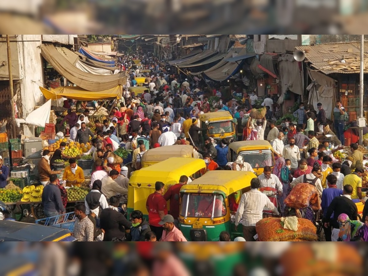 कर्फ्यू से पहले अहमदाबाद के बाजारों में लोगों की भीड़ लग गई है.