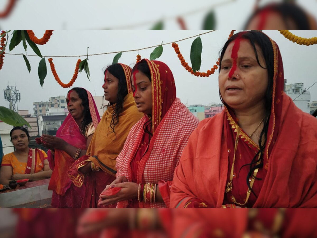 पटना में छठी व्रतियों ने उगते सूर्य को अर्घ्य दिया.