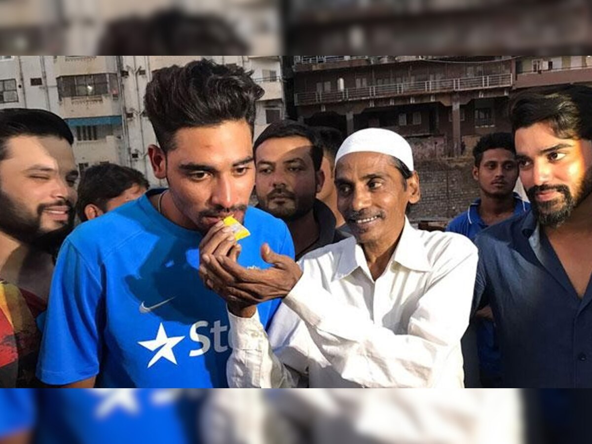 अपने पिता मोहम्मद गौस के साथ तेज गेंदबाज मोहम्मद सिराज (फोटो-BCCI/IPL)