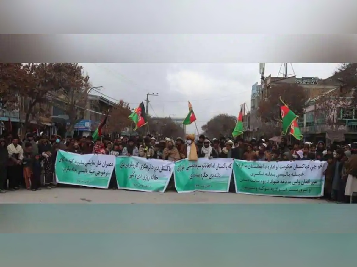 काबुल में इमरान खान की यात्रा को लेकर लोगों ने प्रदर्शन किया (फोटो: ANI)