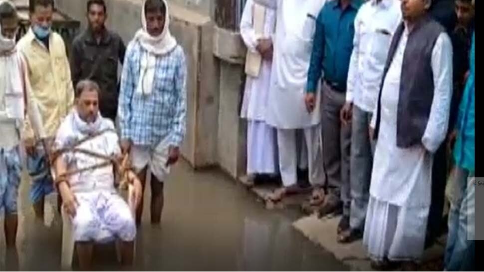 people-captive-of-ward-councillor-in-varanasi-for-sewar-water