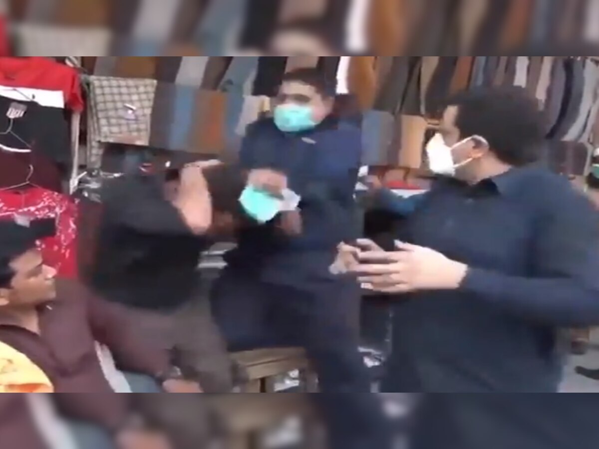 Video: बिना मास्‍क लगाए कर रहा था दुकानदारी, हो गई जमकर पिटाई
