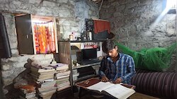 चाय-पान की गुमटी से चलता है घर का खर्चा, झुग्गी में रहने वाले बेटे ने निकाल दिया IIT