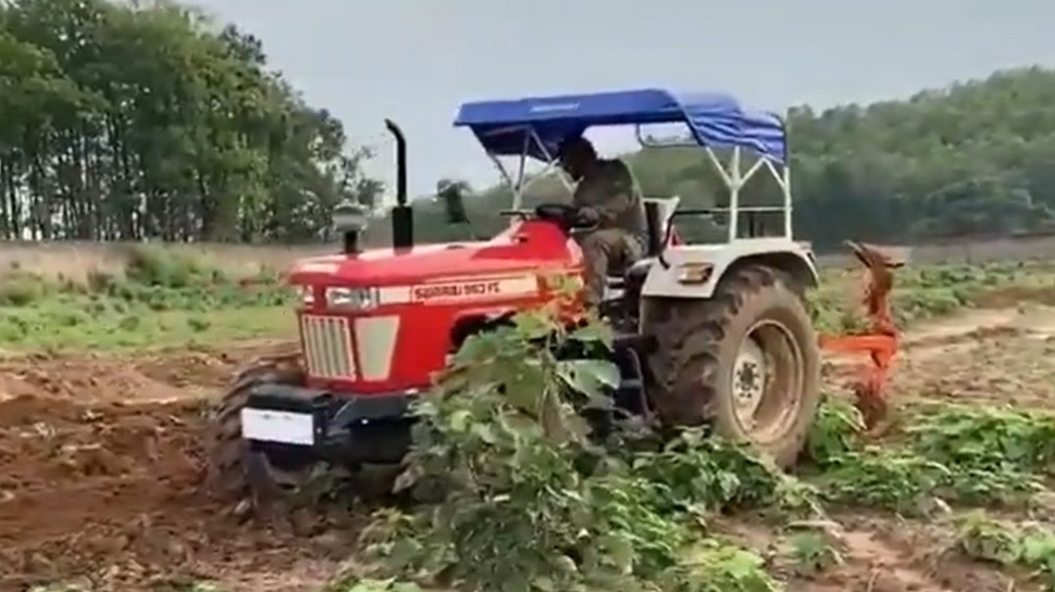 इस काम में भी माहिर हैं कैप्टन कूल! MS Dhoni Tractor
