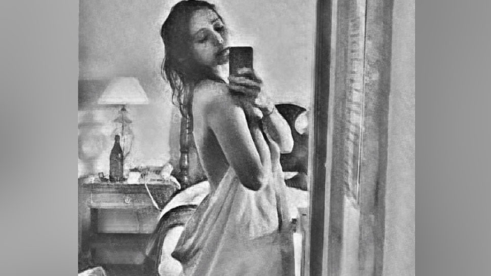 टॉपलेस फोटो Topless Photo