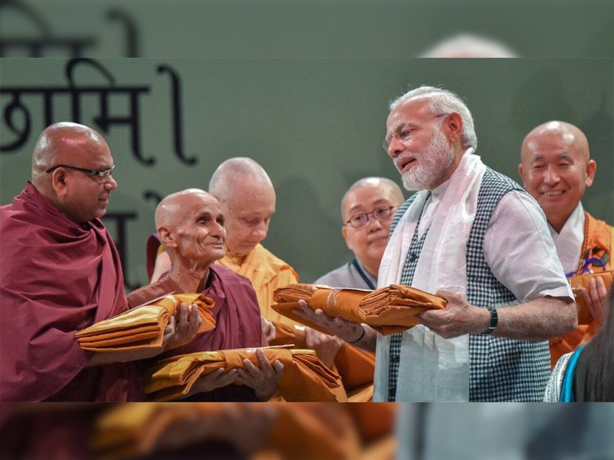 बौद्ध धर्म गुरुओं के साथ प्रधानमंत्री नरेंद्र मोदी (फाइल फोटो: PTI)