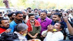 हाई कोर्ट से जमानत मिली तो भगवामय हुए आरिफ मसूद, पंडित जी ने मंत्र पढ़ लगाया तिलक