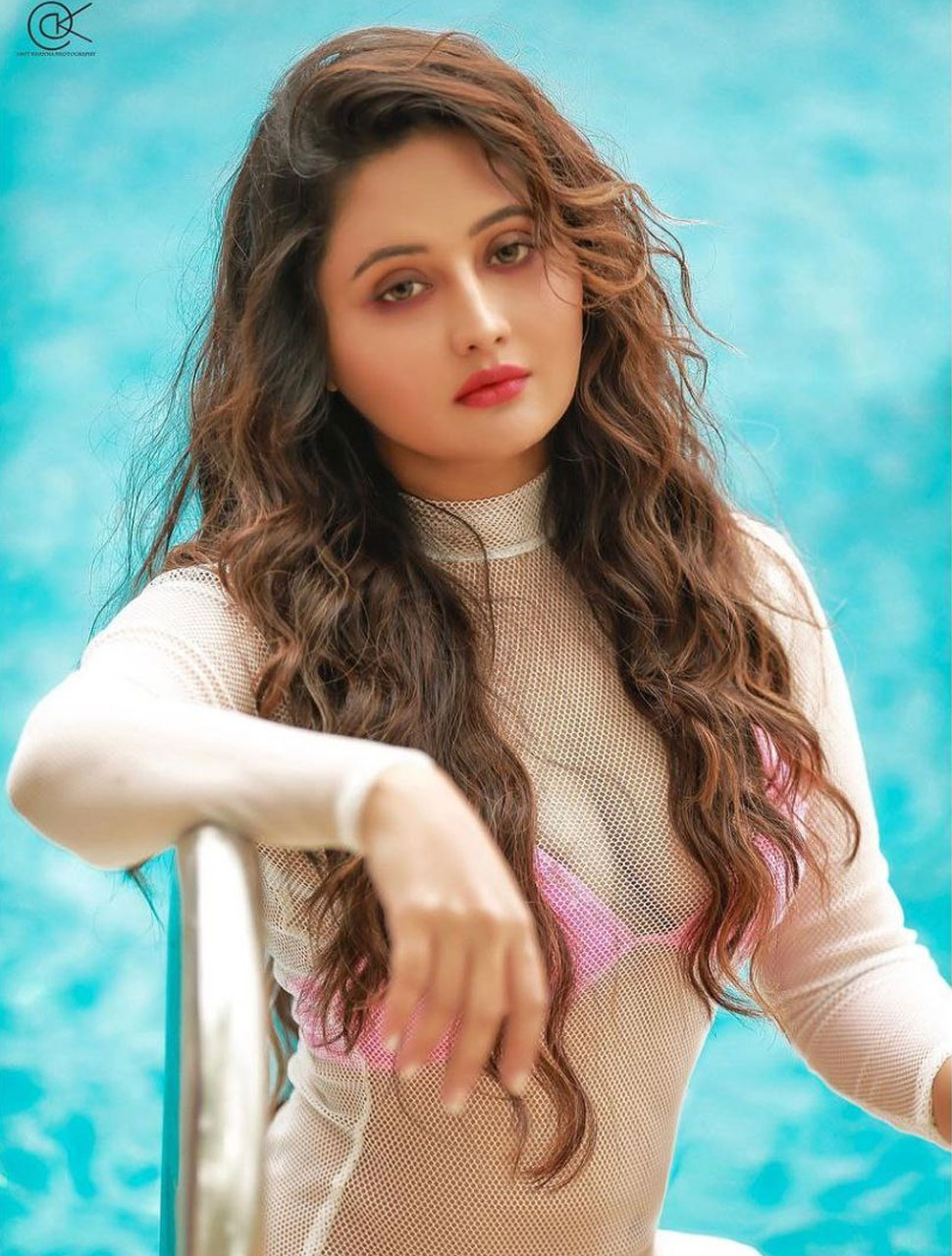 मिला फैंस का प्यार Rashami Desai Bikini Photos
