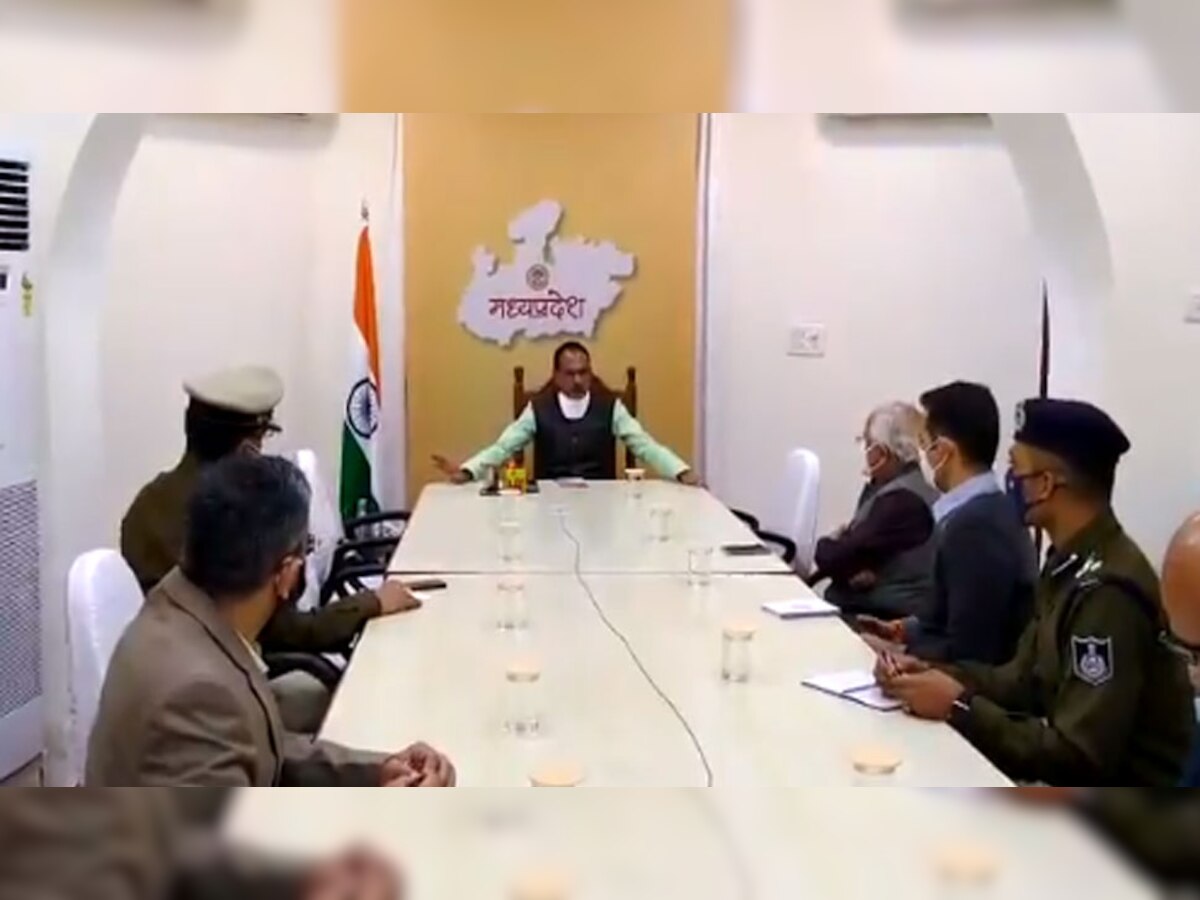 मध्य प्रदेश के मुख्यमंत्री शिवराज सिंह चौहान पुलिस और प्रशासन के अधिकारियों के साथ बैठक करते हुए.