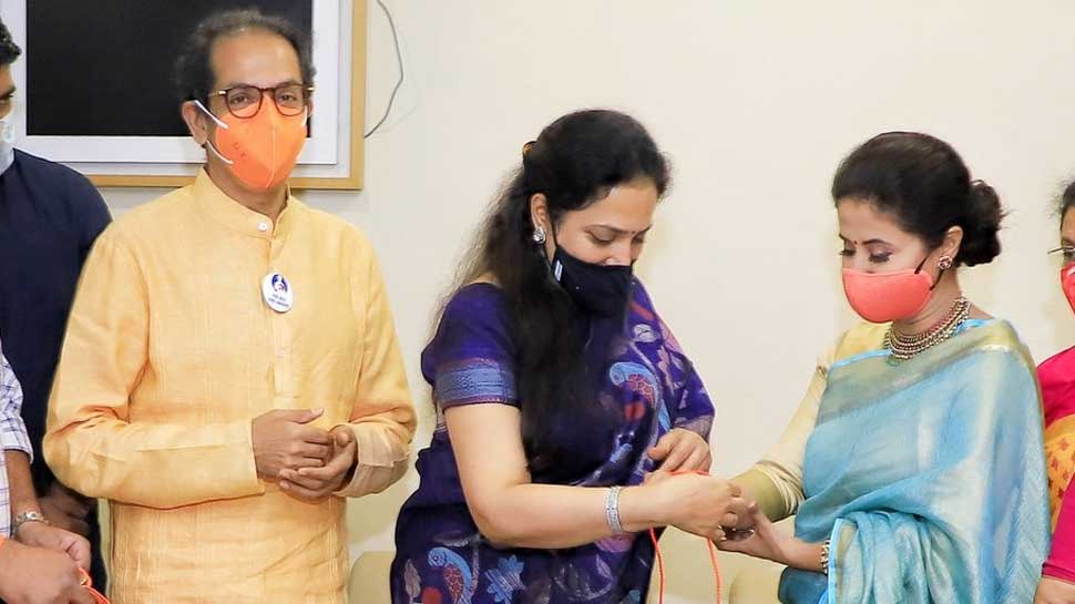 शिवसेना में शामिल हुईं Urmila Matondkar, मातोश्री में बाल ठाकरे की तस्वीर को किया नमन