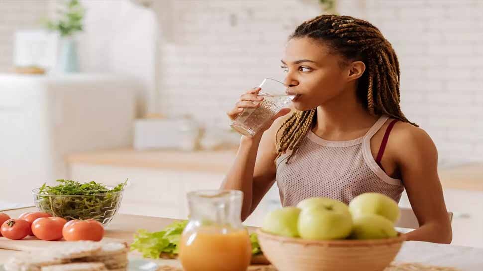 Dont Drink Water After Eating these Five Things Otherwise It May Cause Problems to Your Body upns | इन्हें खाने के बाद पानी पीने से होती हैं कई बीमारियां, हम सब करते