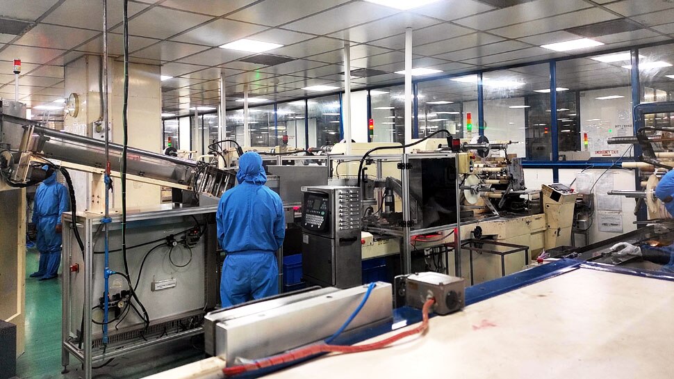 1 घंटे में 1 लाख सिरिंज बना रही ये कंपनी This company is making 1 lakh syringes in 1 hour