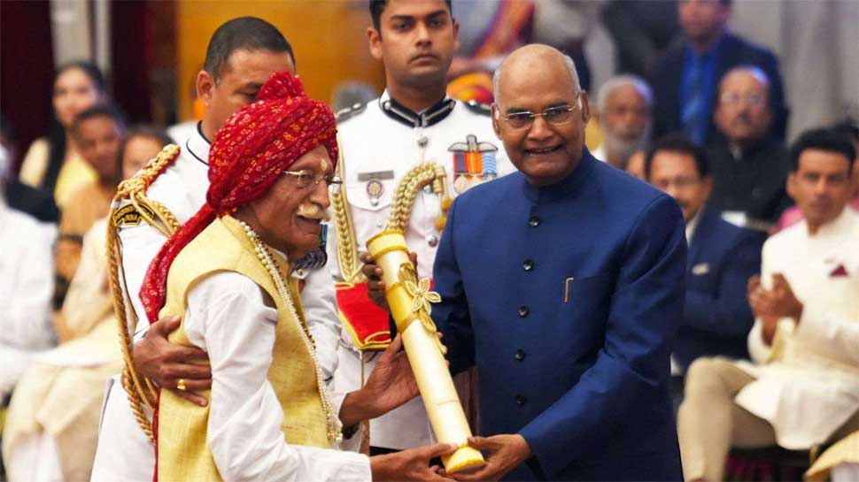 व्यापार और उद्योग खाद्य प्रसंस्करण के क्षेत्र में बेहतर योगदान देने के लिए राष्ट्रपति रामनाथ कोविंद (Ram Nath Kovind) ने पिछले साल महाशय धर्मपाल गुलाटी (Dharampal Gulati) को पद्मविभूषण से सम्मानित किया था