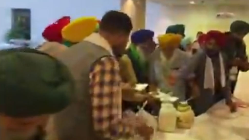 VIDEO: किसानों के तेवर 'तल्ख', नहीं खाया सरकार का खाना, साथ लेकर आए लंच