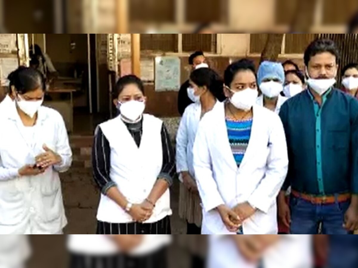 शिवपुरी में स्वास्थ्य कर्मी अनिश्चित कालीन हड़ताल पर है