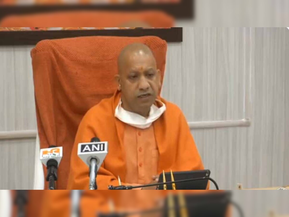 36950 शिक्षकों को संबोधित करते सीएम योगी (फोटो साभार: Twitter/@myogiadityanath)