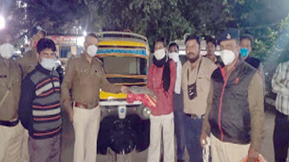 दिव्यांग नहीं भर पाया EMI तो फाइनेंस कंपनी उठा ले गई Auto, मदद को आगे आया दरियादिल पुलिसवाला
