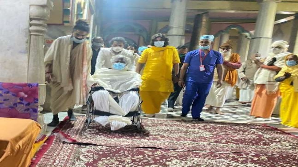 mahant nritya gopal das arrives in ayodhya after being discharged from medanta  hospital lucknow uppp | महंत नृत्यगोपालदास के स्वास्थ्य में सुधार, डॉक्टरों  की निगरानी में पहुंचे लखनऊ से ...