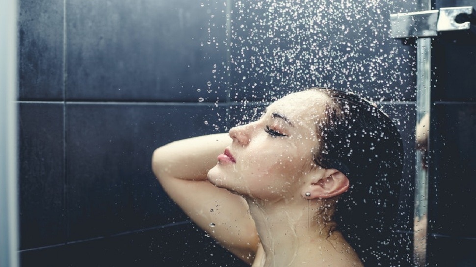 everyone must avoid these bathing mistakes | Bathing Mistakes: नहाते ...