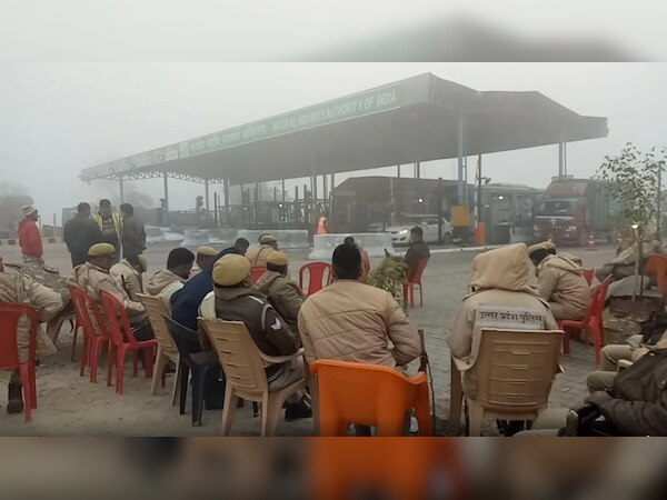 Farmers Protest: किसानों ने टोल प्लाजा पर कब्जा, टैक्स दिए बगैर निकाल रहे गाड़ियां