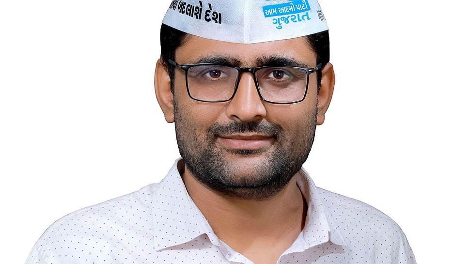 Gopal Italia appointed as a state president of Gujarat Aam Aadmi Party | AAP  ने 2017 में गुजरात के मंत्री पर जूता फेंकने वाले गोपाल इटालिया को संयोजक  नियुक्त किया | Hindi News, प्रदेश