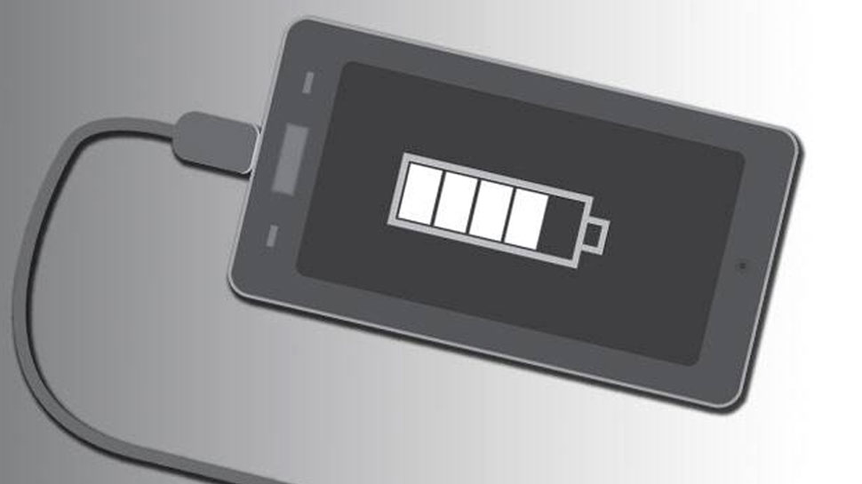 Phone Charging Tips: मोबाइल फोन चार्जिंग करते वक्त रखें इन बातों का ध्यान