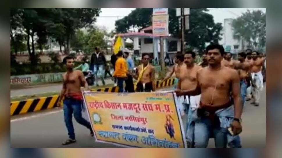 'कानून वापस लो नहीं तो करेंगे दिल्ली कूच', भरी ठंड में किसानों का अर्धनग्न प्रदर्शन