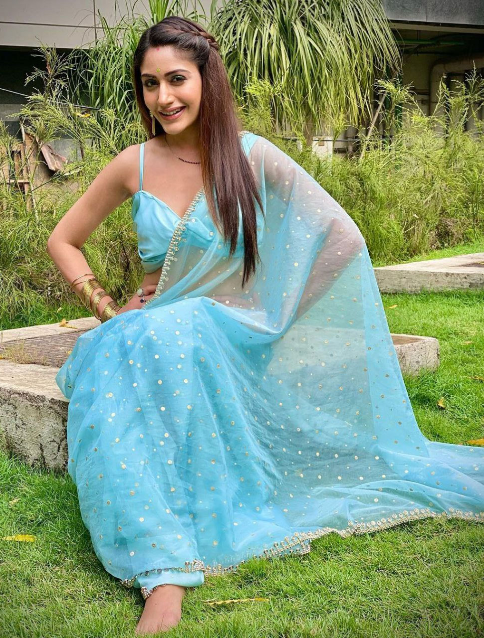 Surbhi Chandna dazzled in a transparent blue saree | ट्रांसपेरेंट ब्लू