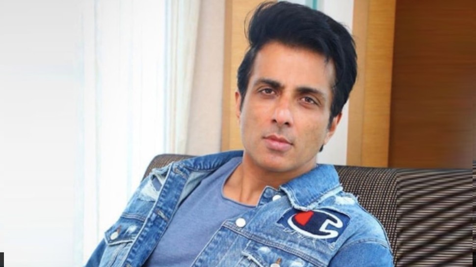 Sonu Sood ने फिर बढ़ाया मदद का हाथ, हादसे में जान गंवाने वाले Food delivery boy के परिवार से की बातचीत Sonu Sood ने फिर बढ़ाया मदद का हाथ, हादसे में जान गंवाने वाले Food delivery boy के परिवार से की बातचीत