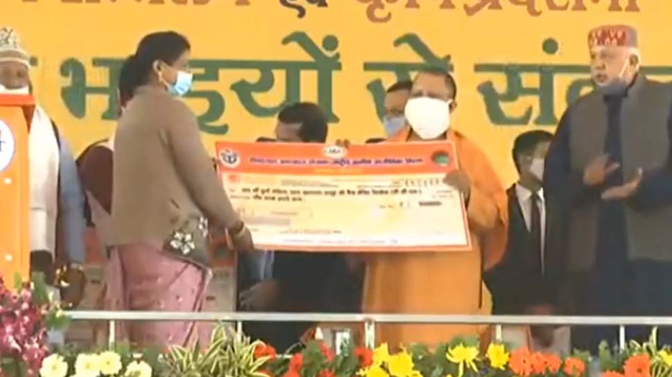 CM Yogi reached Ayodhya Attended farmers sammelan gave 89.90 crore projects  smup | अयोध्या दौरा: किसान सम्मेलन में शामिल हुए CM योगी, 90 करोड़ की  परियोजनाओं की दी सौगात