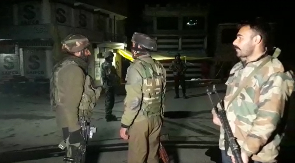 अनंतनाग में CRPF काफिले पर आतंकी हमला, ग्रेनेड फेंक कर भागे Terrorist अनंतनाग में CRPF काफिले पर आतंकी हमला, ग्रेनेड फेंक कर भागे Terrorist