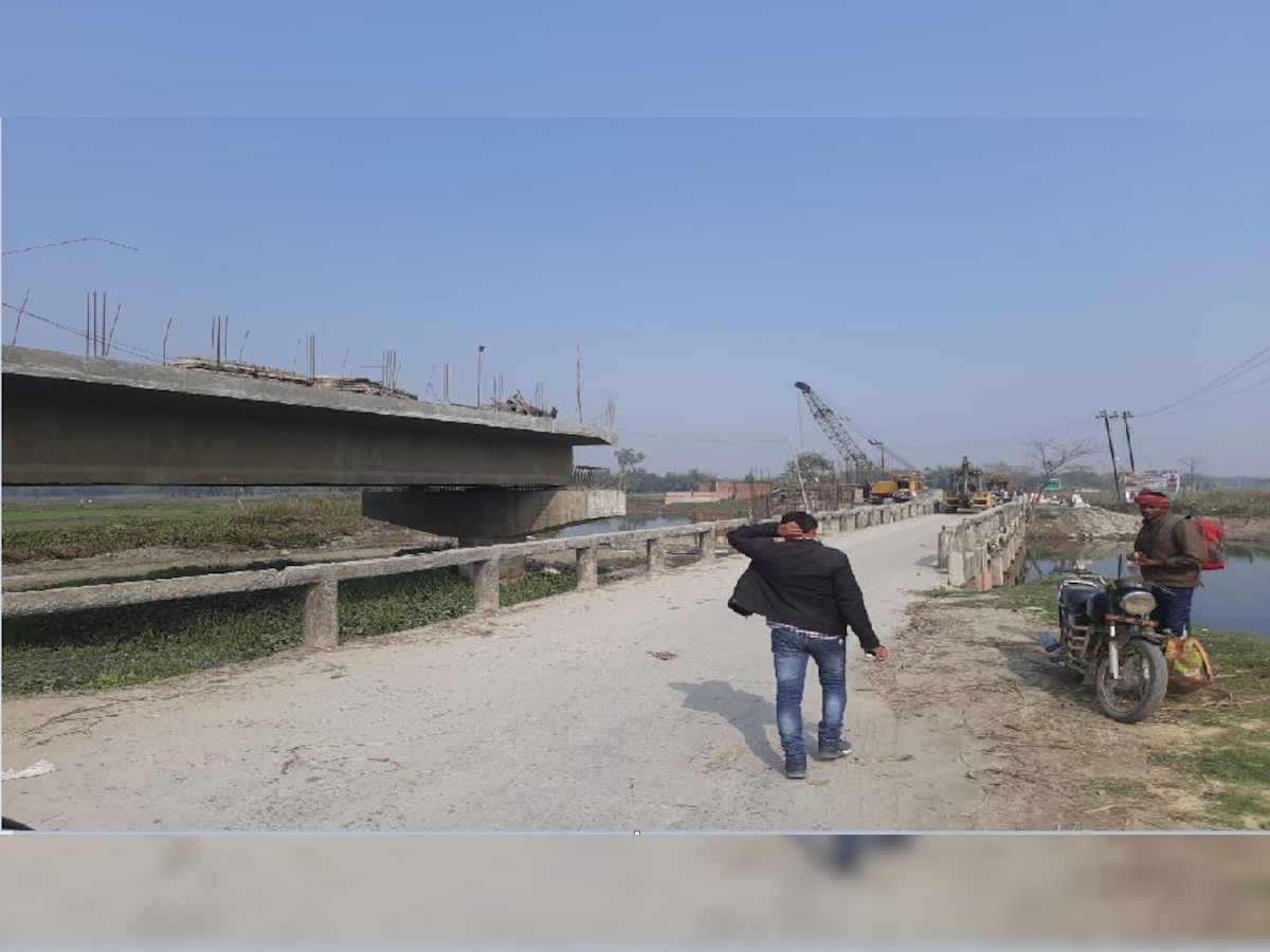 बिहार-UP का लाइफ लाइन माने जाने वाले पुल का 18 माह बाद भी पूरा नहीं हुआ काम.