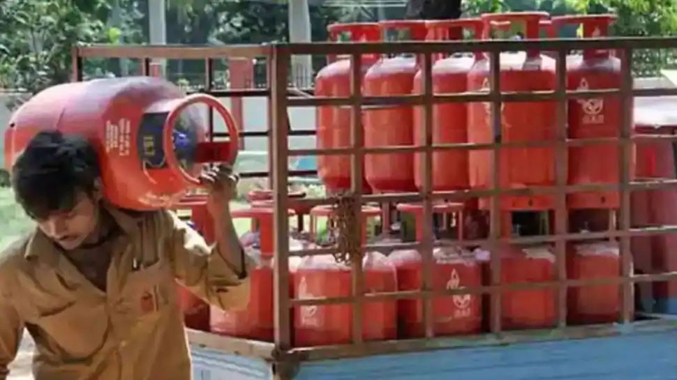 अब हर हफ्ते तय होंगे LPG गैस सिलिंडर के दाम! पेट्रोलियम कंपनियां कर रही हैं विचार अब हर हफ्ते तय होंगे LPG गैस सिलिंडर के दाम! पेट्रोलियम कंपनियां कर रही हैं विचार