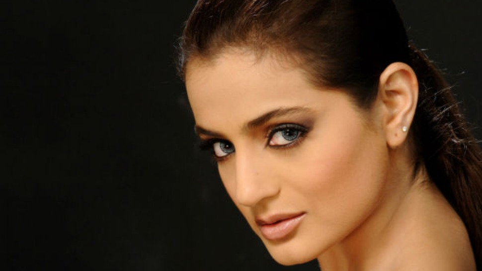 एयरलाइन स्टाफ ने Amisha Patel के सामने किया डांस, Emotional हो गईं एक्ट्रेस एयरलाइन स्टाफ ने Amisha Patel के सामने किया डांस, Emotional हो गईं एक्ट्रेस