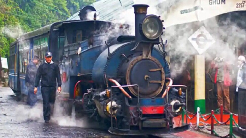 darjeeling toy train services have resumed again for tourists | Darjeeling  में फिर शुरू हुई Toy Train सेवा, अब आएगा घूमने का असली मजा | Hindi News,