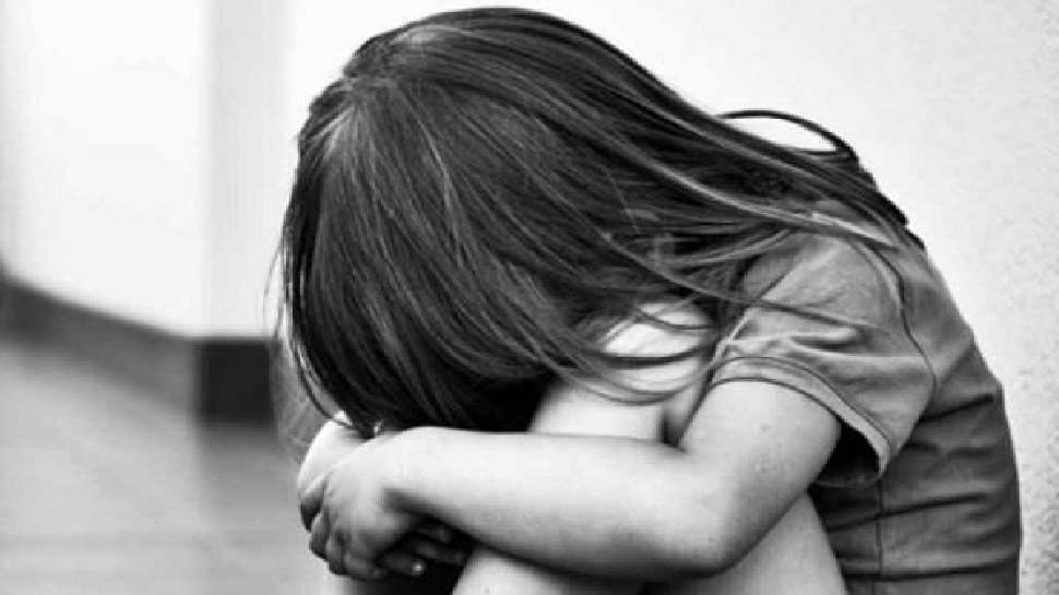 बकरी चराने गई 9 साल की मासूम को जबरन खेतों में ले गया बदमाश, हाथ बांध किया रेप