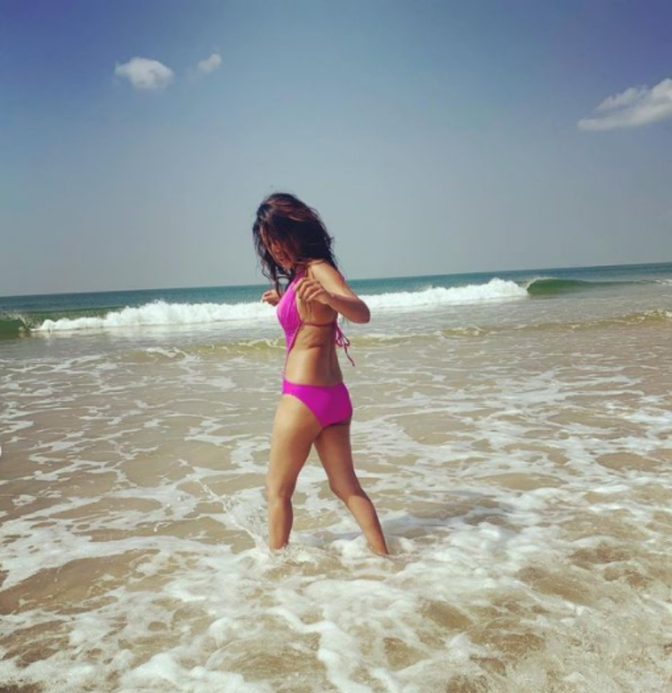 पिंक बिकिनी में हॉट लगीं निया Nia Shrama pink bikini photos