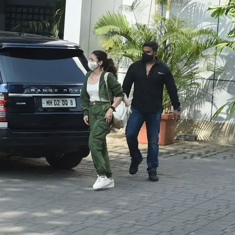 परिवार भी है साथ Ranbir Kapoor And Alia Bhatt
