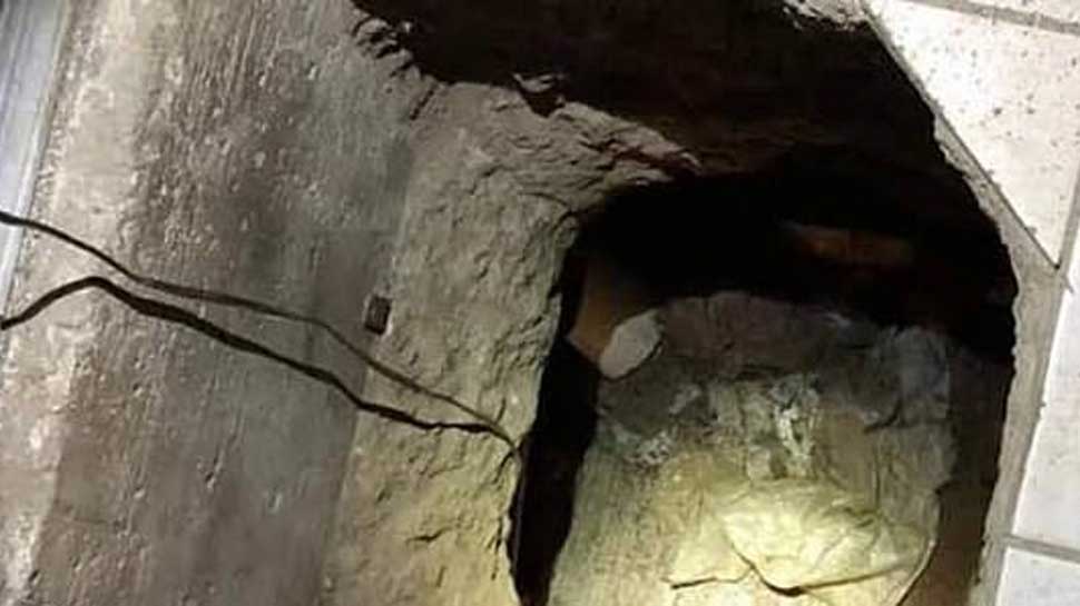 Tunnel of love: construction worker built secret passageway between his home and married lover house | Mexico: पड़ोसी महिला से अवैध संबंध रखने के लिए शख्स ने घर में बनाई गुप्त सुरंग,