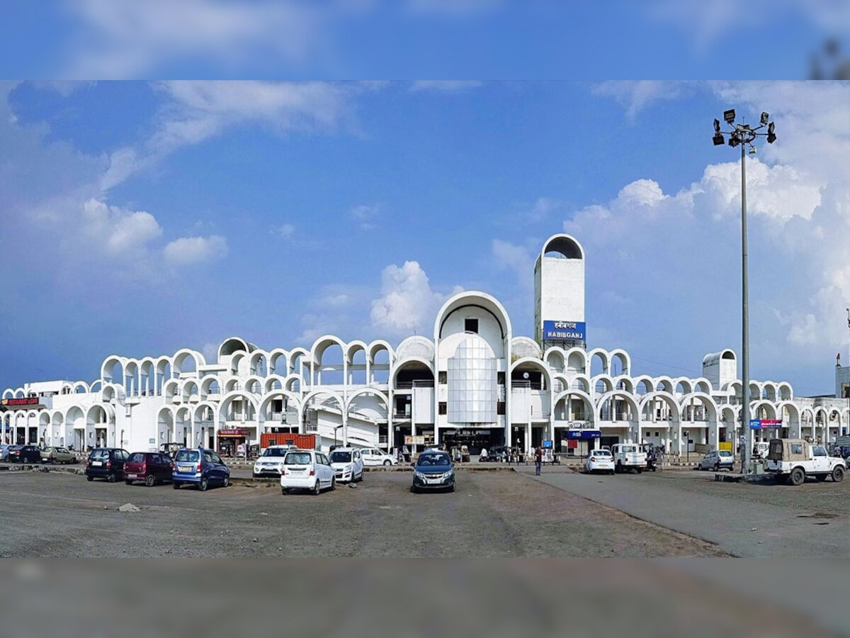 भोपाल का हबीबगंज रेलवे स्टेशन जिसका मार्च 2017 से नवनिर्माण चल रहा है. इसे एयरपोर्ट की तर्ज पर विकसित किया जा रहा है.