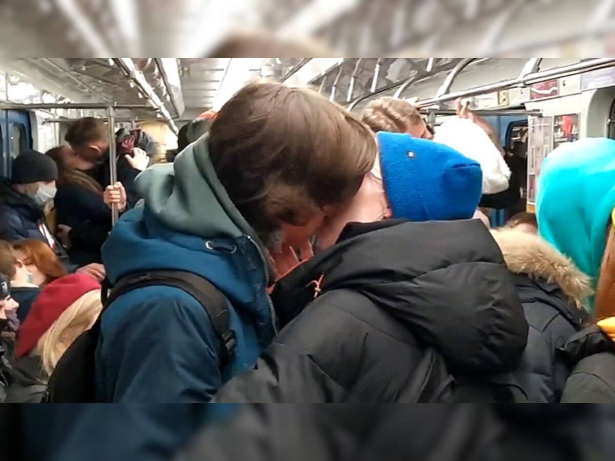 रूस में KISS करके लोगों ने कोरोना प्रतिबंधों के खिलाफ प्रदर्शन किया | फोटो साभार: यूट्यूब (It's My City)