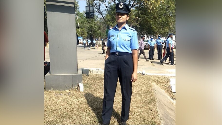 सैल्यूट: पति की मौत के बाद एयरफोर्स में शामिल हुई पत्नी, परिवार ने कुछ इस तरह किया स्वागत