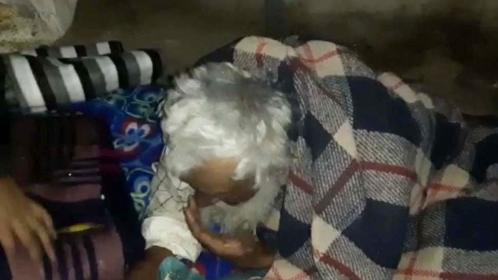 12 एकड़ जमीन-पक्का मकान लेकिन बर्फीली ठंड में खुले आसमान के नीचे सो रहे हैं "हाफिज मसूद" 12 एकड़ जमीन-पक्का मकान लेकिन बर्फीली ठंड में खुले आसमान के नीचे सो रहे हैं "हाफिज मसूद"