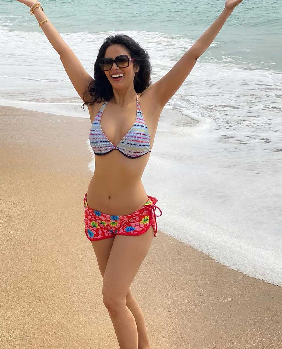 Bollywood Actress Mallika Sherawat Bikini Pics Goes Viral Did You See Mallika Sherawat